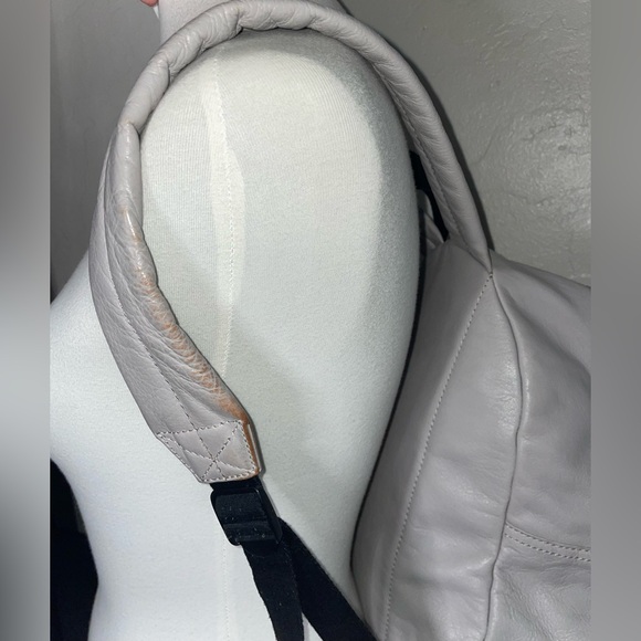 🎉HP🎉Rebecca Minkoff Large MAB 100% Leather Backpack in Light Gray/Silver🩶 - Picture 11 of 15